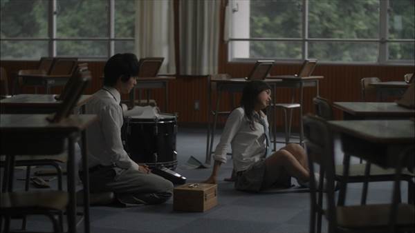 女子高生平祐奈がドラマ『JKは雪女』でエロい太もも、へそ出しセクシーシーン画像