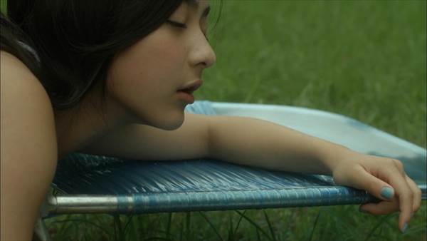 女子高生平祐奈がドラマ『JKは雪女』でエロい太もも、へそ出しセクシーシーン画像