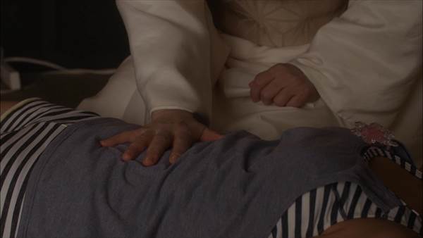 女子高生平祐奈がドラマ『JKは雪女』でエロい太もも、へそ出しセクシーシーン画像