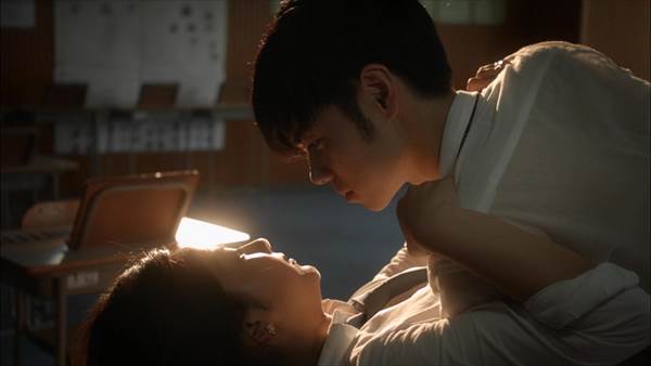 女子高生平祐奈がドラマ『JKは雪女』でエロい太もも、へそ出しセクシーシーン画像