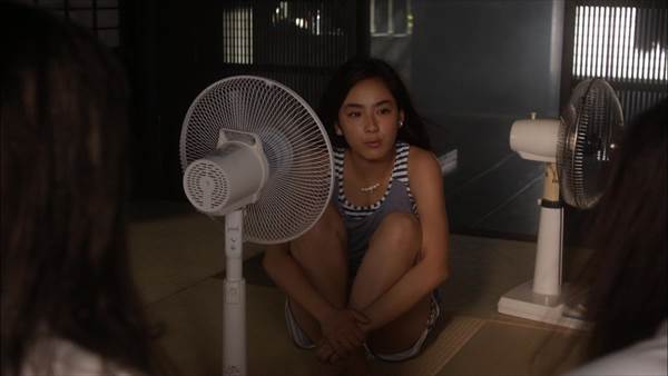 女子高生平祐奈がドラマ『JKは雪女』でエロい太もも、へそ出しセクシーシーン画像