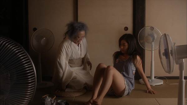 女子高生平祐奈がドラマ『JKは雪女』でエロい太もも、へそ出しセクシーシーン画像