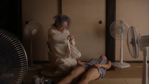 女子高生平祐奈がドラマ『JKは雪女』でエロい太もも、へそ出しセクシーシーン画像