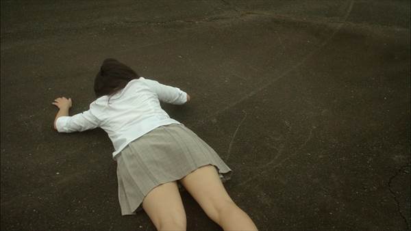 女子高生平祐奈がドラマ『JKは雪女』でエロい太もも、へそ出しセクシーシーン画像