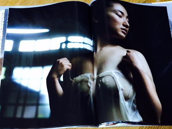 グラドル紗綾が全裸で手ブラエロ画像、写真集「紗綾」で「洋服を着ているカットがほとんど無い」