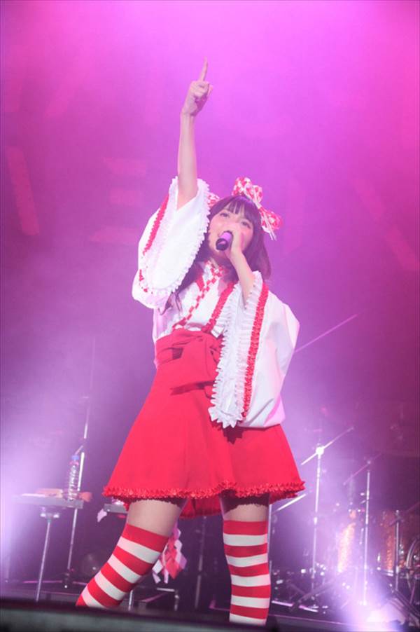 声優上坂すみれの巨乳おっぱいの胸を張ってる画像