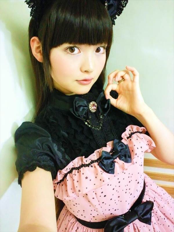 声優上坂すみれの巨乳おっぱいの胸を張ってる画像