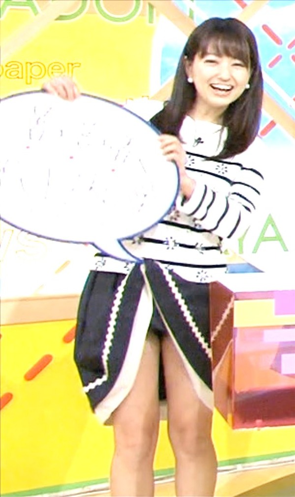 美人お天気キャスター福岡良子がテレビでスカートがめくれてパンチラエロ画像