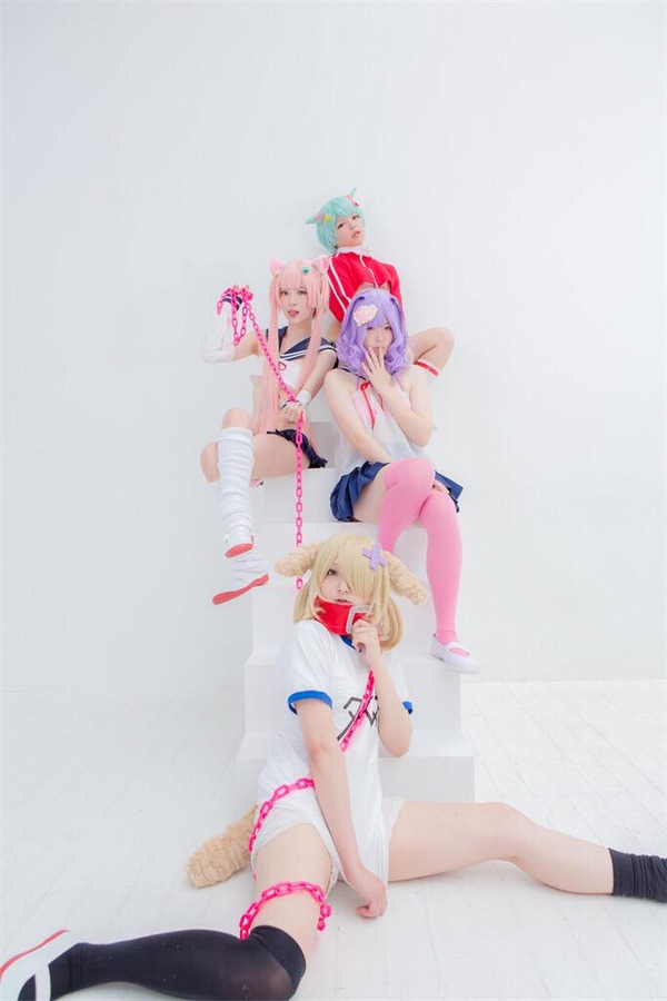 水色髪コスプレイヤーの水鉄砲を持ったエロいスクール水着画像