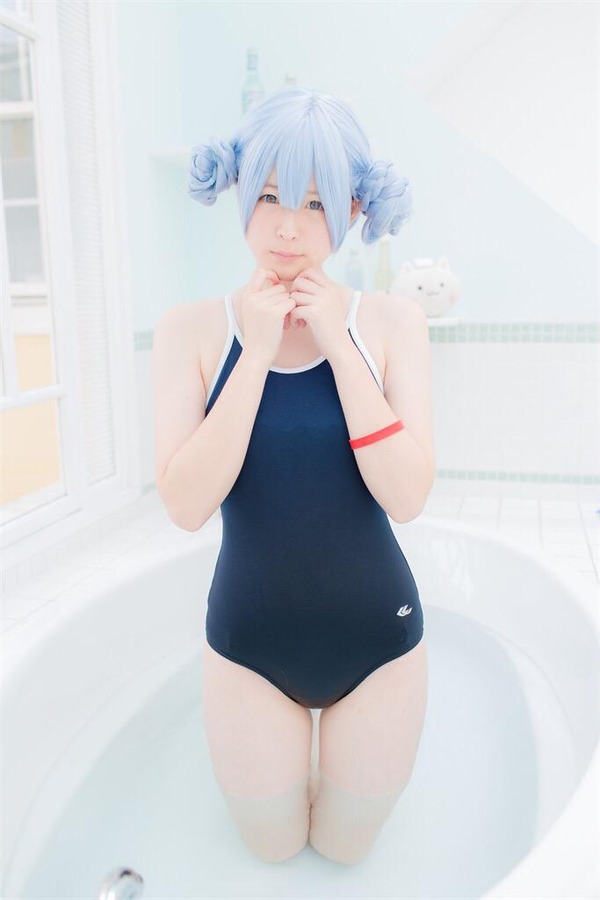 水色髪コスプレイヤーの水鉄砲を持ったエロいスクール水着画像