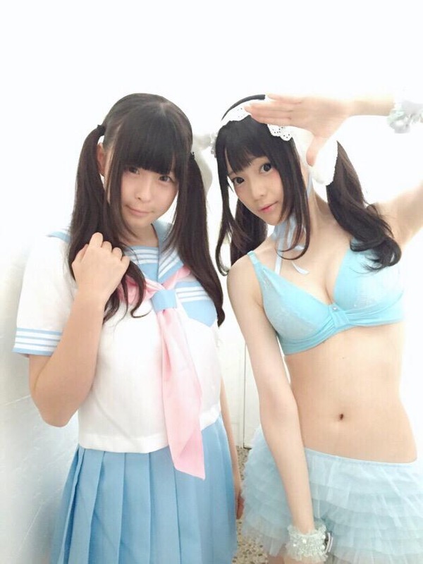 水色髪コスプレイヤーの水鉄砲を持ったエロいスクール水着画像