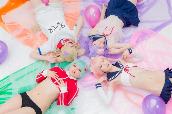 水色髪コスプレイヤーの水鉄砲を持ったエロいスクール水着画像