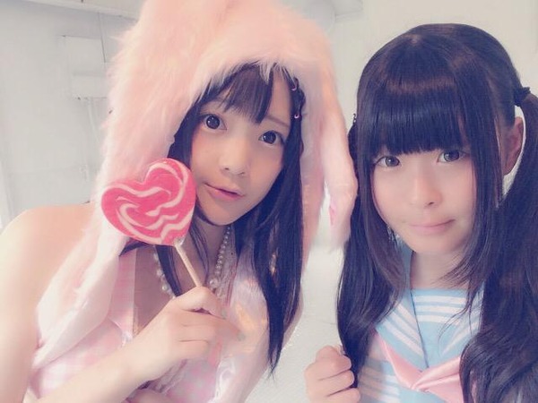 水色髪コスプレイヤーの水鉄砲を持ったエロいスクール水着画像