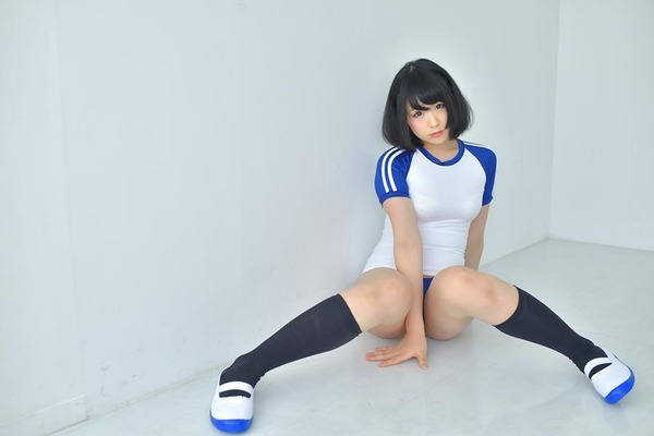 水色髪コスプレイヤーの水鉄砲を持ったエロいスクール水着画像