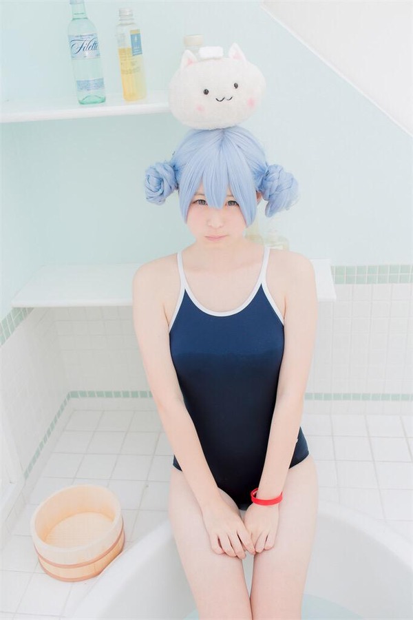 水色髪コスプレイヤーの水鉄砲を持ったエロいスクール水着画像