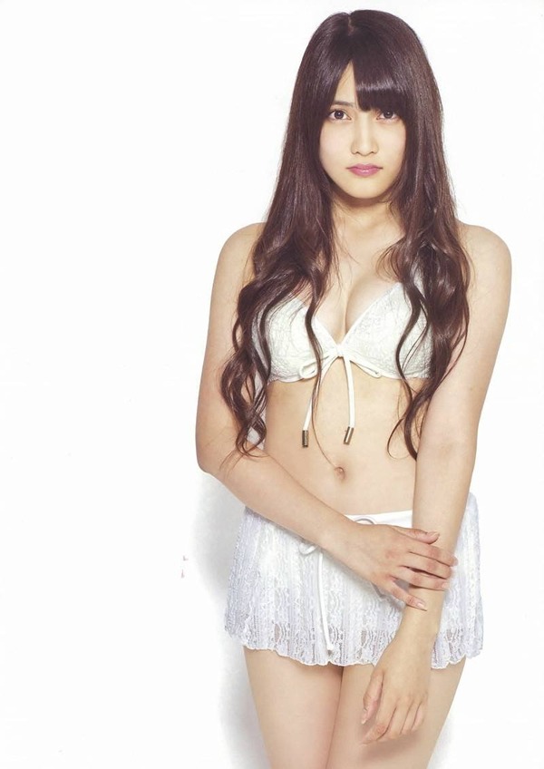 AKB48入山杏奈のエロい純白ビキニ水着画像