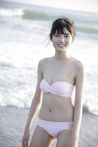 水谷果穂のビキニ水着画像、写真集『水谷果穂』で「素の果穂が満載」