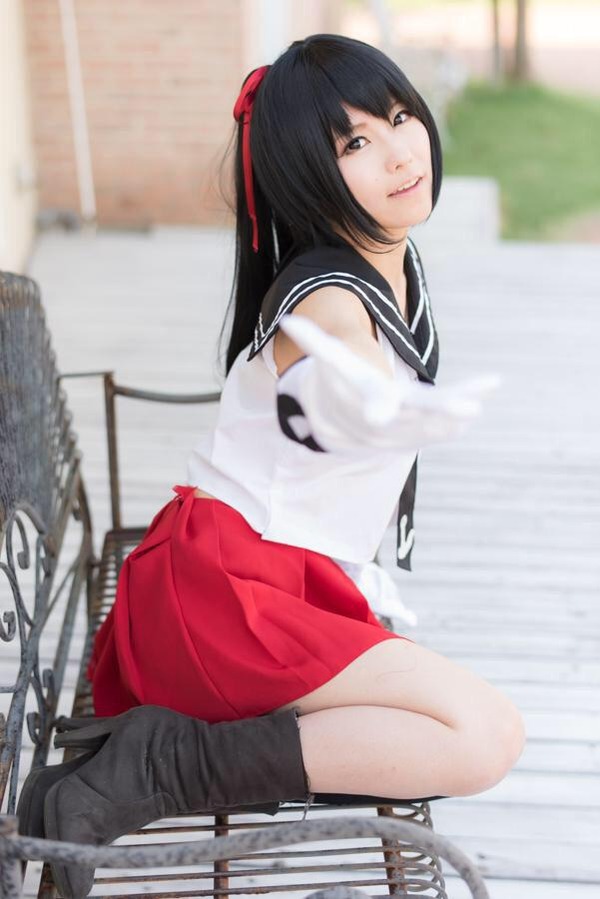 コスプレイヤーの下乳見えセーラー服ビキニエロ画像