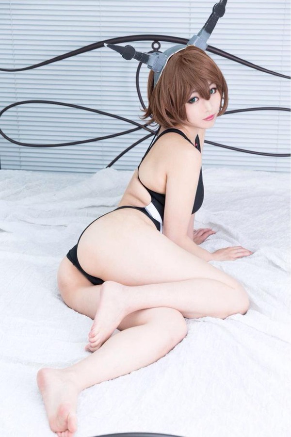 コスプレイヤーの下乳見えセーラー服ビキニエロ画像