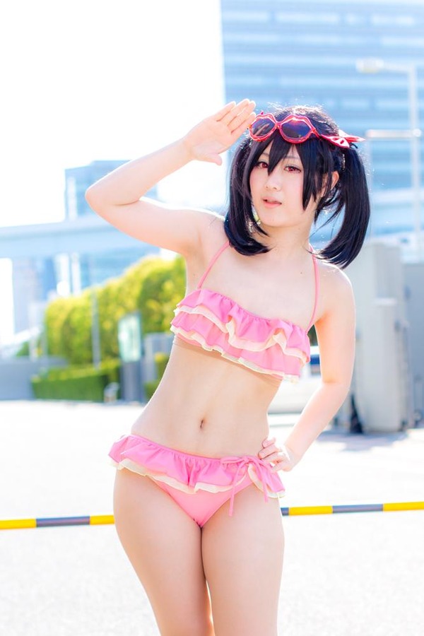 コスプレイヤーの下乳見えセーラー服ビキニエロ画像