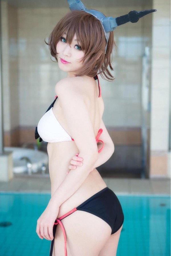 コスプレイヤーの下乳見えセーラー服ビキニエロ画像