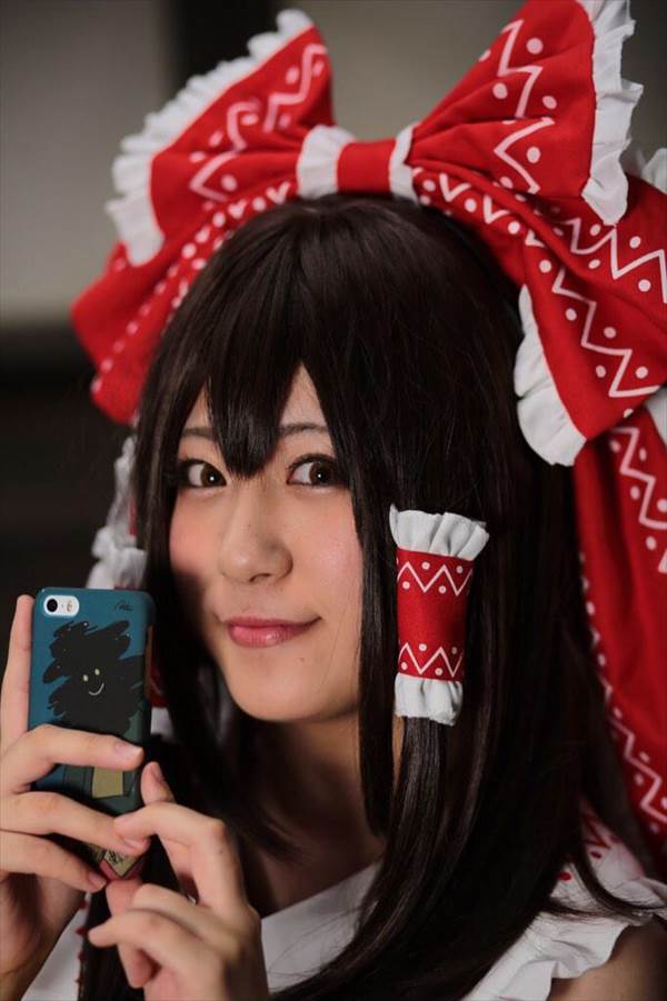 コスプレイヤーのセーラー服を脱いで黒ブラジャー姿見せエロ画像