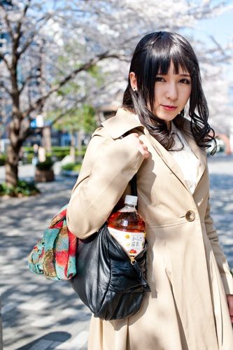 コスプレイヤーのセーラー服を脱いで黒ブラジャー姿見せエロ画像