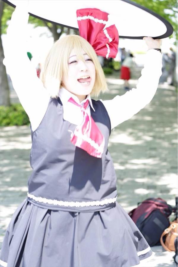 コスプレイヤーのセーラー服を脱いで黒ブラジャー姿見せエロ画像