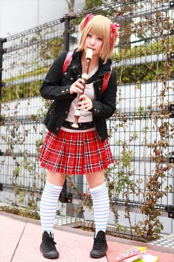 コスプレイヤーのセーラー服を脱いで黒ブラジャー姿見せエロ画像