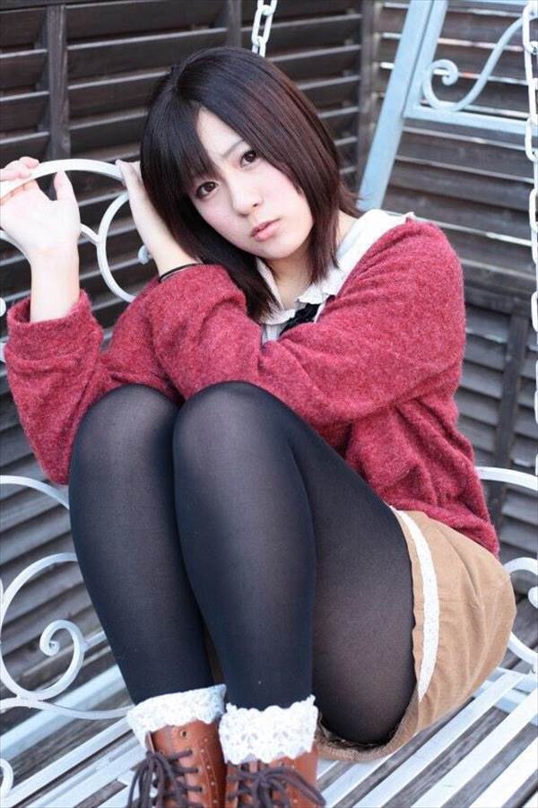 コスプレイヤーのセーラー服を脱いで黒ブラジャー姿見せエロ画像