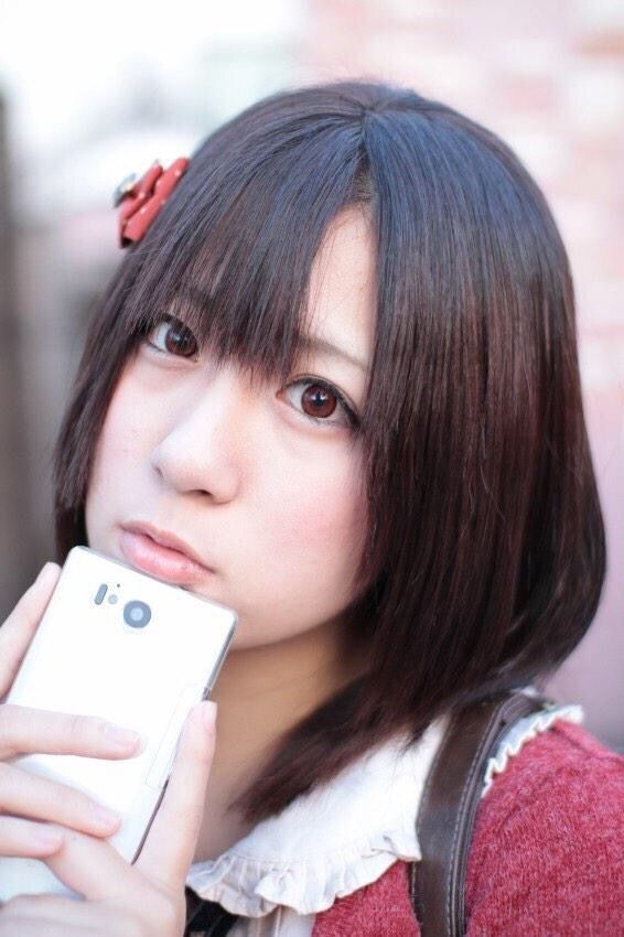 コスプレイヤーのセーラー服を脱いで黒ブラジャー姿見せエロ画像