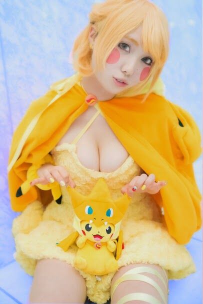 コスプレイヤーのセーラー服を脱いで黒ブラジャー姿見せエロ画像