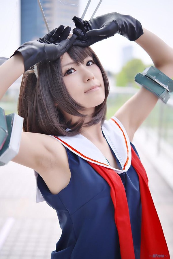 コスプレイヤーの精子入りコンドームでこ刊を隠してピースしてるエロ画像