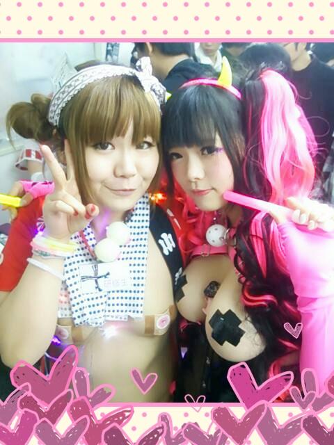 コスプレイヤーの精子入りコンドームでこ刊を隠してピースしてるエロ画像