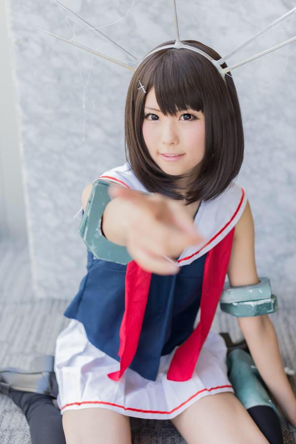 コスプレイヤーの精子入りコンドームでこ刊を隠してピースしてるエロ画像