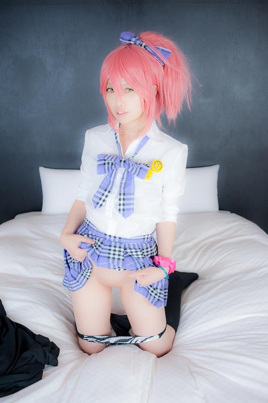 コスプレイヤーの精子入りコンドームでこ刊を隠してピースしてるエロ画像