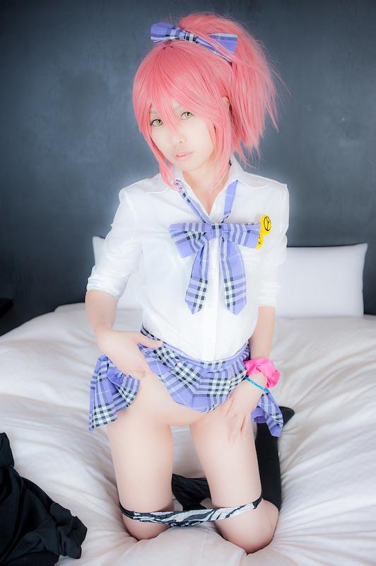 コスプレイヤーの精子入りコンドームでこ刊を隠してピースしてるエロ画像