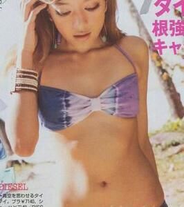 胸元や脚を大胆に披露するローラのセクシーランジェリー姿画像