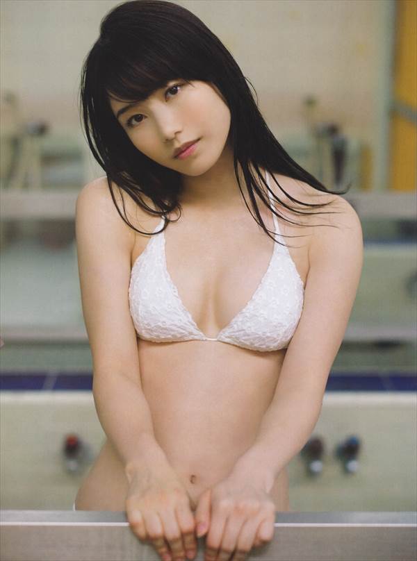 映画初主演作品でラブストーリーに初挑戦するAKB48横山由依のビキニ水着画像
