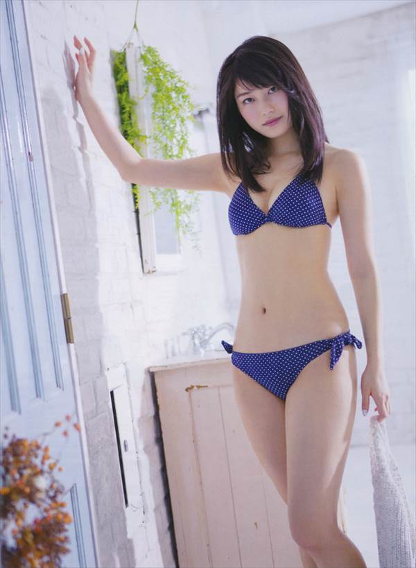 映画初主演作品でラブストーリーに初挑戦するAKB48横山由依のビキニ水着画像