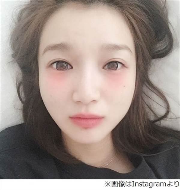 芹那のおフェロ顔や、ビキニ水着グラビア、パンチラエロ画像