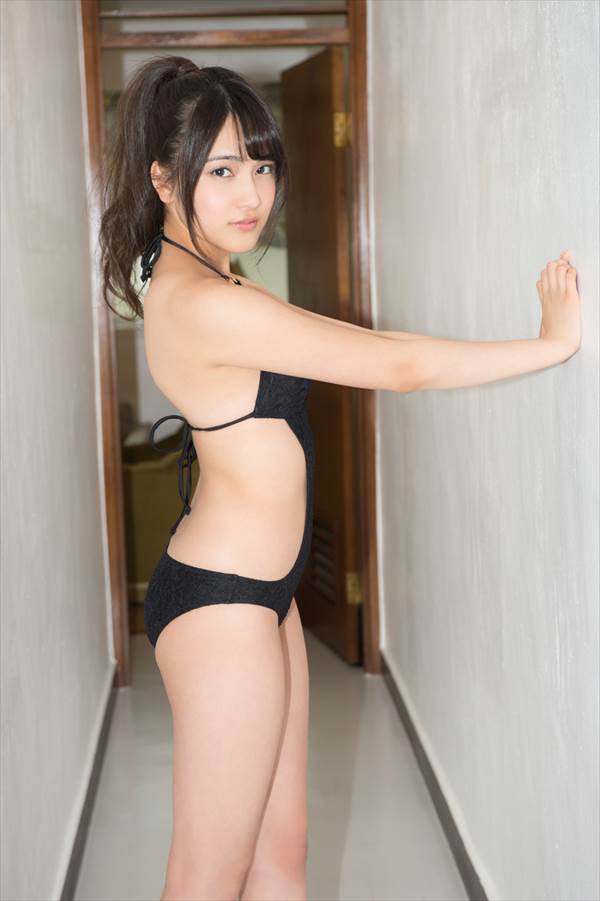 ドラマ「サイレーン」にホステス役で出演するAKB48入山杏奈の水着グラビア画像