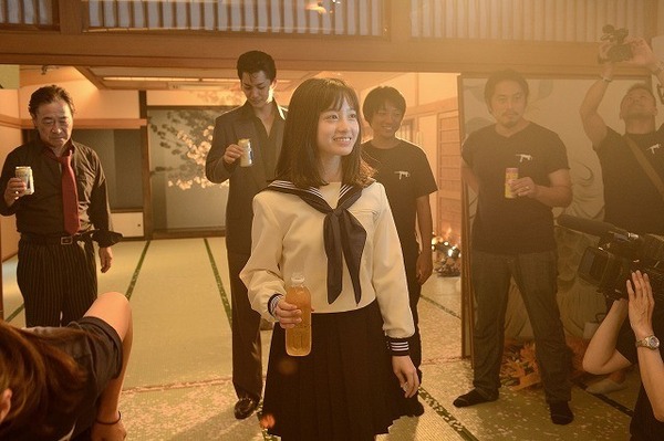 クランクアップした橋本環奈の初主演映画「セーラー服と機関銃」画像