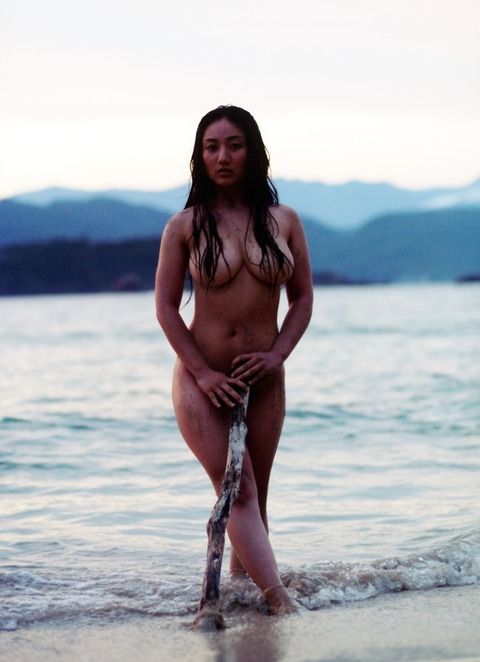 グラドル紗綾の全裸に手と髪で局部を隠してるセミヌードエロ画像