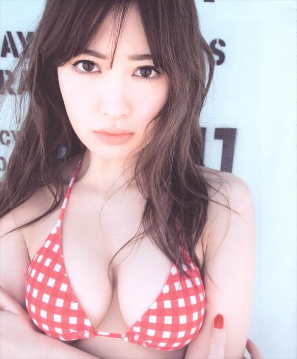 「いつでも卒業したい」AKB48小嶋陽菜のリボンつき純白ビキニ水着グラビア画像
