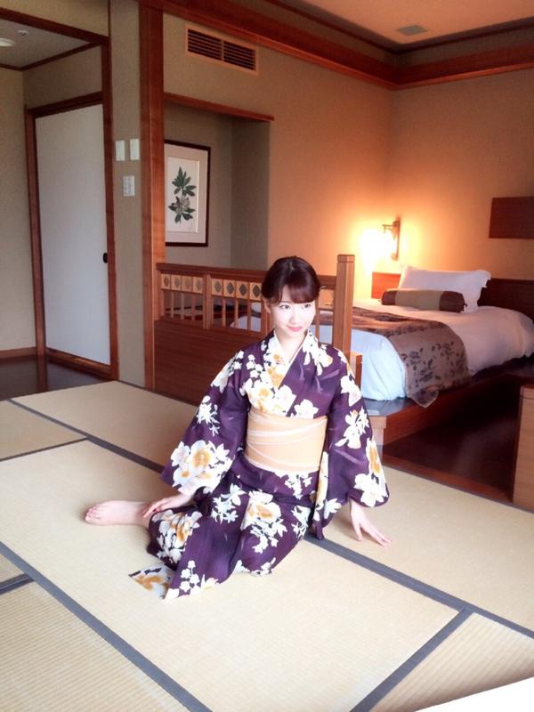 AKB48柏木由紀の青や白のビキニ水着で迫力ある胸の谷間が露わなヤンジャンオフショット画像