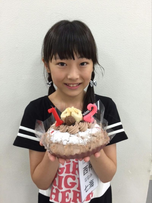 １２歳小学生アイドルNMB48西仲七海の耳にピアス画像