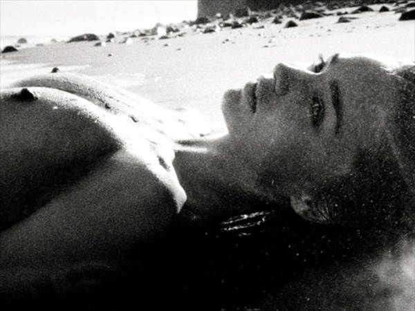 ミランダ・カーの裸にエプロンで胸の谷間、横乳見えエロ画像