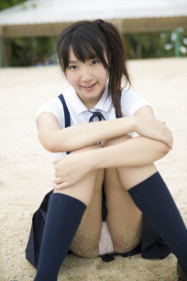 グラドル田中奈々の女子高生制服姿でスカートからパンチラエロ画像