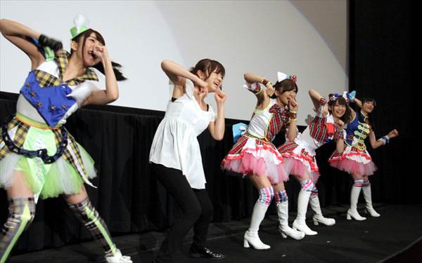 紺野あさ美アナとi☆Risがアニメ「プリパラ」ダンス披露でミニスカ衣装から太もも画像